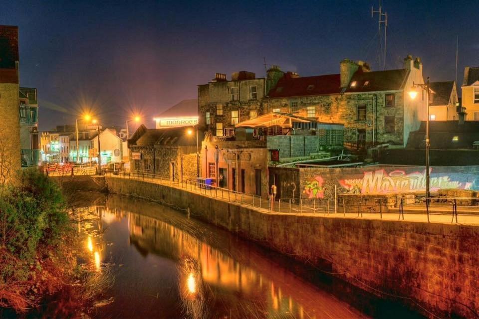Modern Canal View Home, In City Centre, Sleeps 8 Galway Kültér fotó