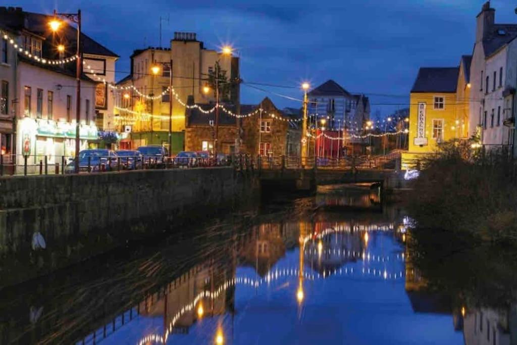 Modern Canal View Home, In City Centre, Sleeps 8 Galway Kültér fotó