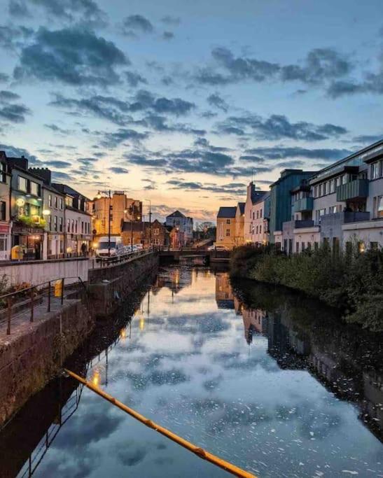 Modern Canal View Home, In City Centre, Sleeps 8 Galway Kültér fotó