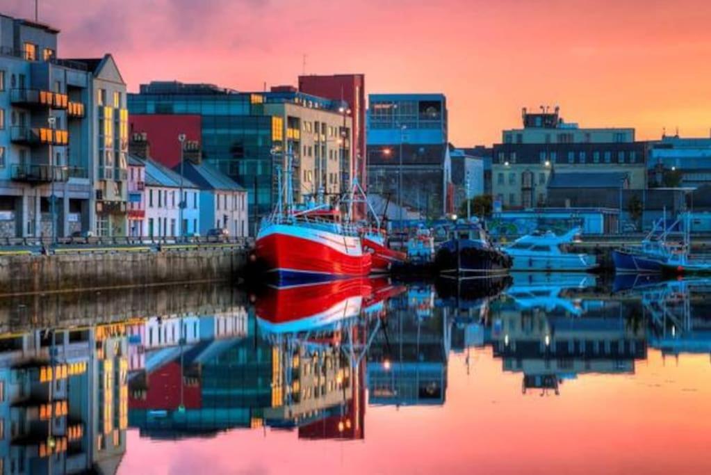 Modern Canal View Home, In City Centre, Sleeps 8 Galway Kültér fotó